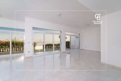 Beachfront | Vacant | Prime Location - Interior view