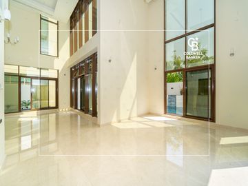 Spacious Layout | Private Pool | Modern - Interior view