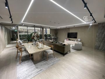 ULTRA LUXURY | FULLY FURNISHED + STUDY - Interior view