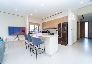 Elevated Plot | Green Belt | Large Layout - Interior view