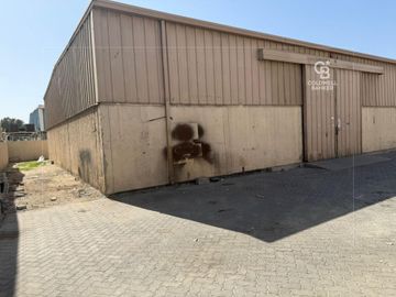 ROAD FACING WAREHOUSE WITH AMPLE PARKING - Interior view