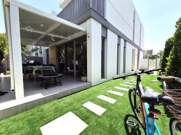 Single Row | Facing Pool and Park | Vacant - Interior view