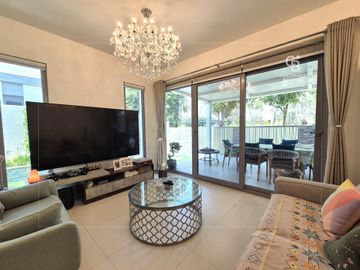 Single Row | Facing Pool and Park | Vacant - Interior view