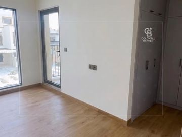 Stunning Location | Single Row | Central Hub View - Interior view