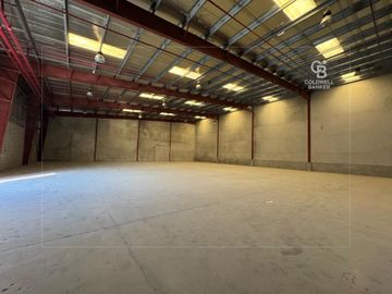 Hot deal | Column-less warehouse | Wide compound - Interior view