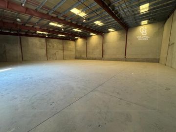 Hot deal | Column-less warehouse | Wide compound - Interior view
