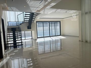 Vacant | Landscaped | Spacious Layout - Interior view
