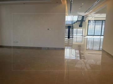 Vacant | Landscaped | Spacious Layout - Interior view