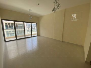 Spacious 1BR | Vacant | Closed Kitchen - Interior view