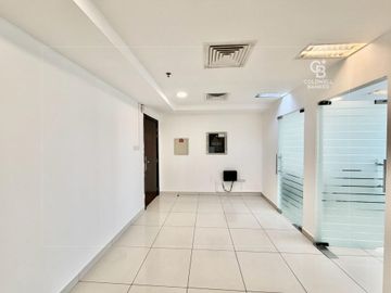 2 Partitions, Panoramic View, Natural Light - Interior view