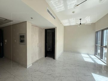 Vacant | Multiple Options | Pool, Gym and Park - Interior view