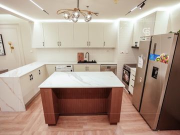 Upgraded | Fully Furnished | Partial Sea View - Interior view