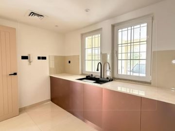 Upgraded | Lush Garden | Bright Apartment - Interior view